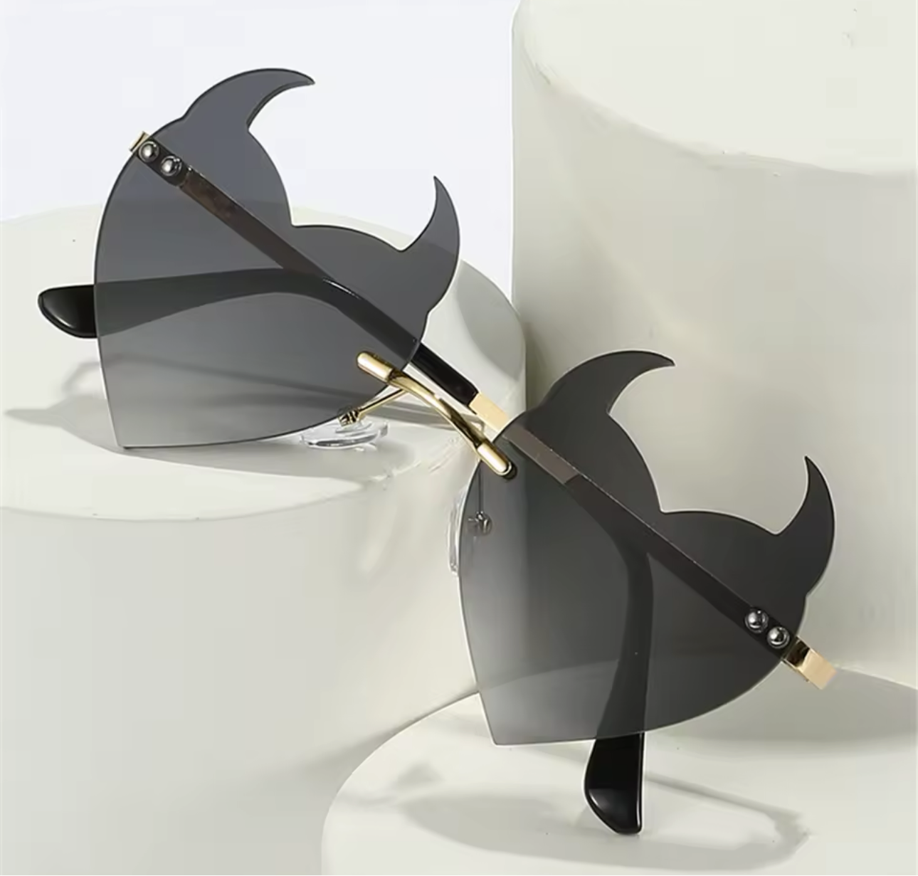 Devi heart sunglasses black